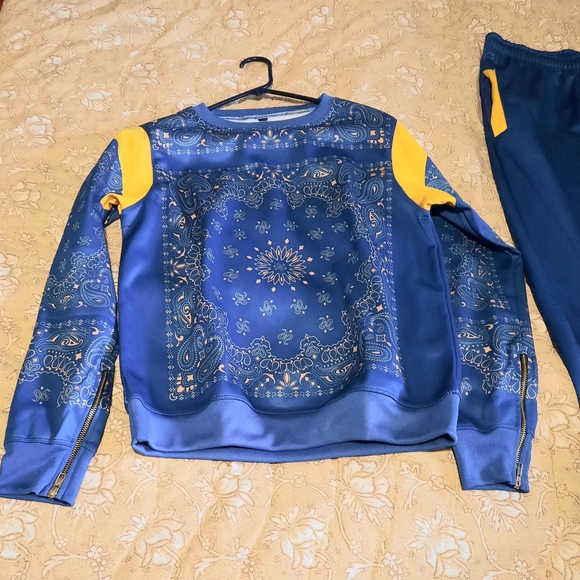 Sweatsuit - Top and bottom Bundle. Top size 42, bottom size 34 - Picture 12 of 12